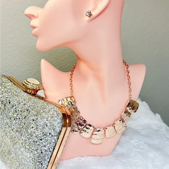 ⚜️ Elegant Gold Hammered Necklace - Picture 6 of 6